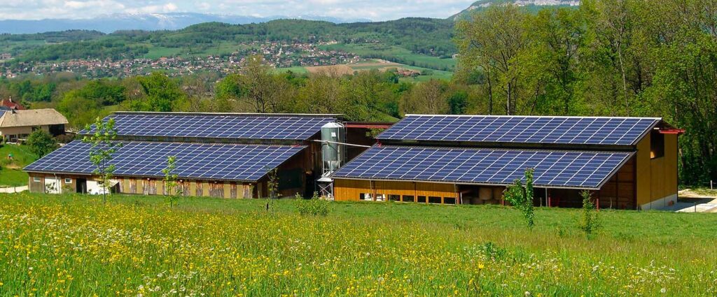 Photo de hangars avec des panneaux solaire
