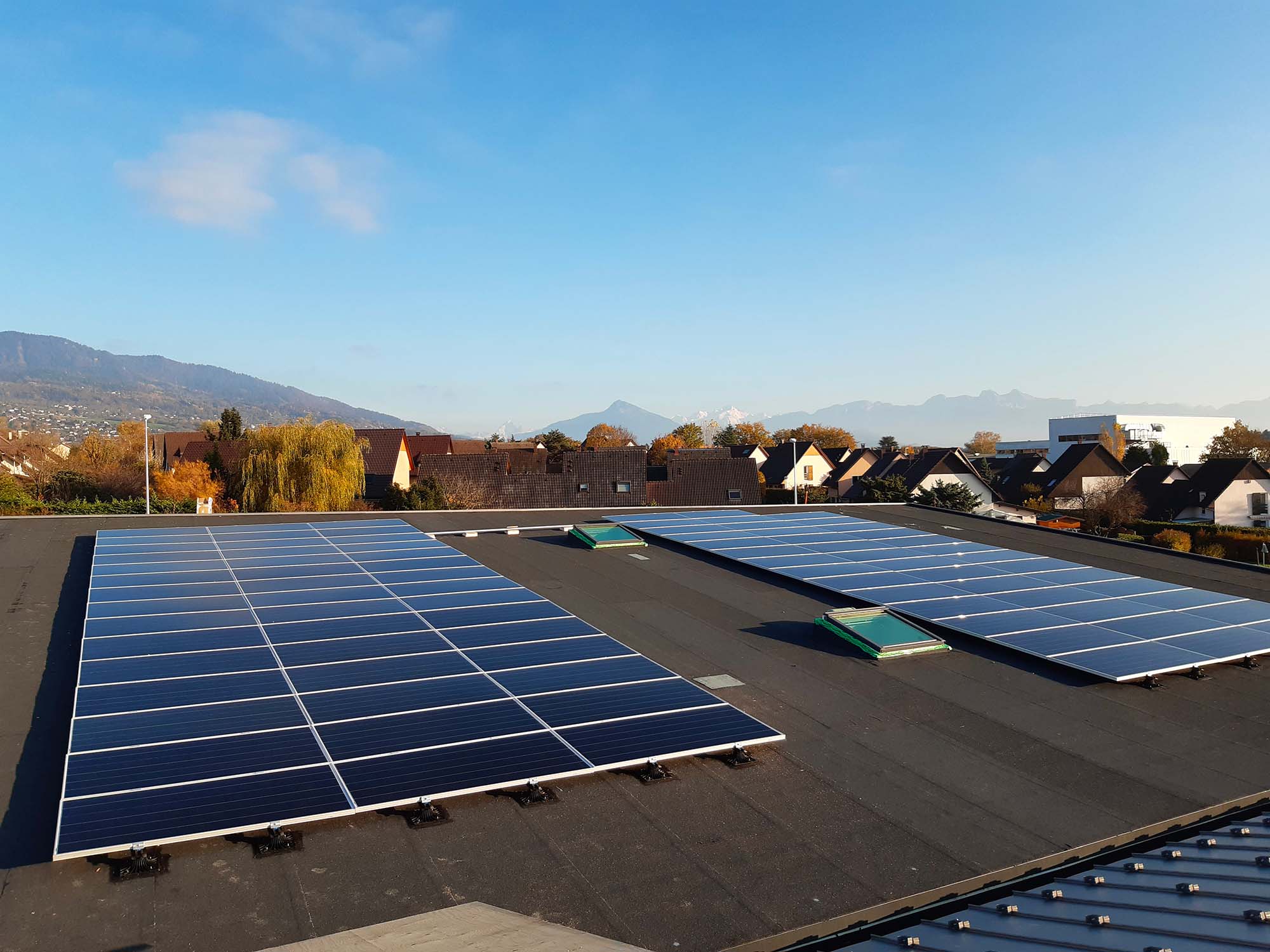 Photo d'une toiture plate avec des panneaux solaire
