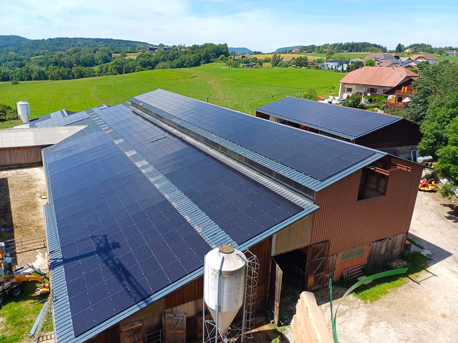 Photo d'une toiture avec des panneaux photovoltaïques
