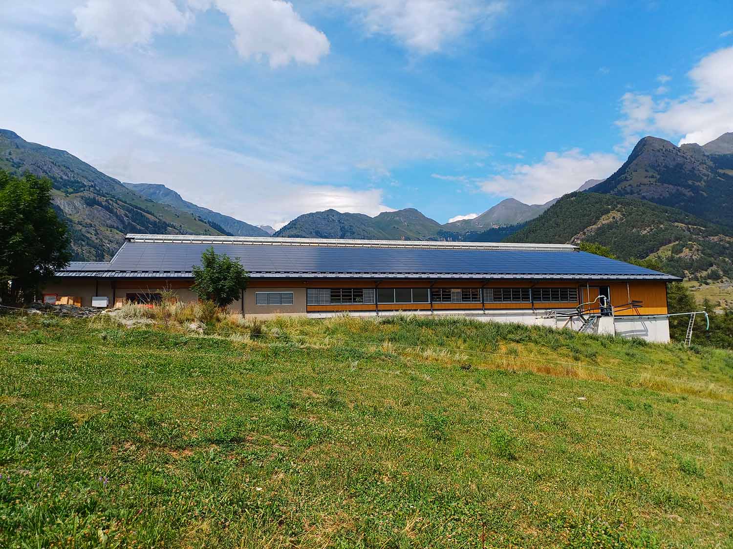 Photo d'une maison avec des panneaux photovoltaïques