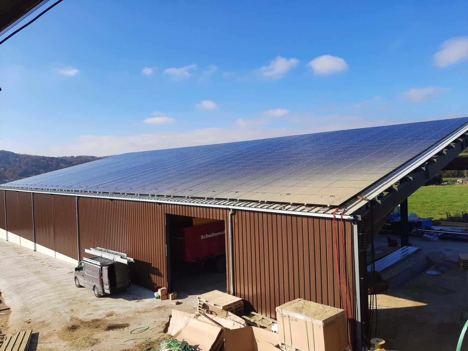 Photo d'un hangar professionnel avec des panneaux solaire installés sur le toit