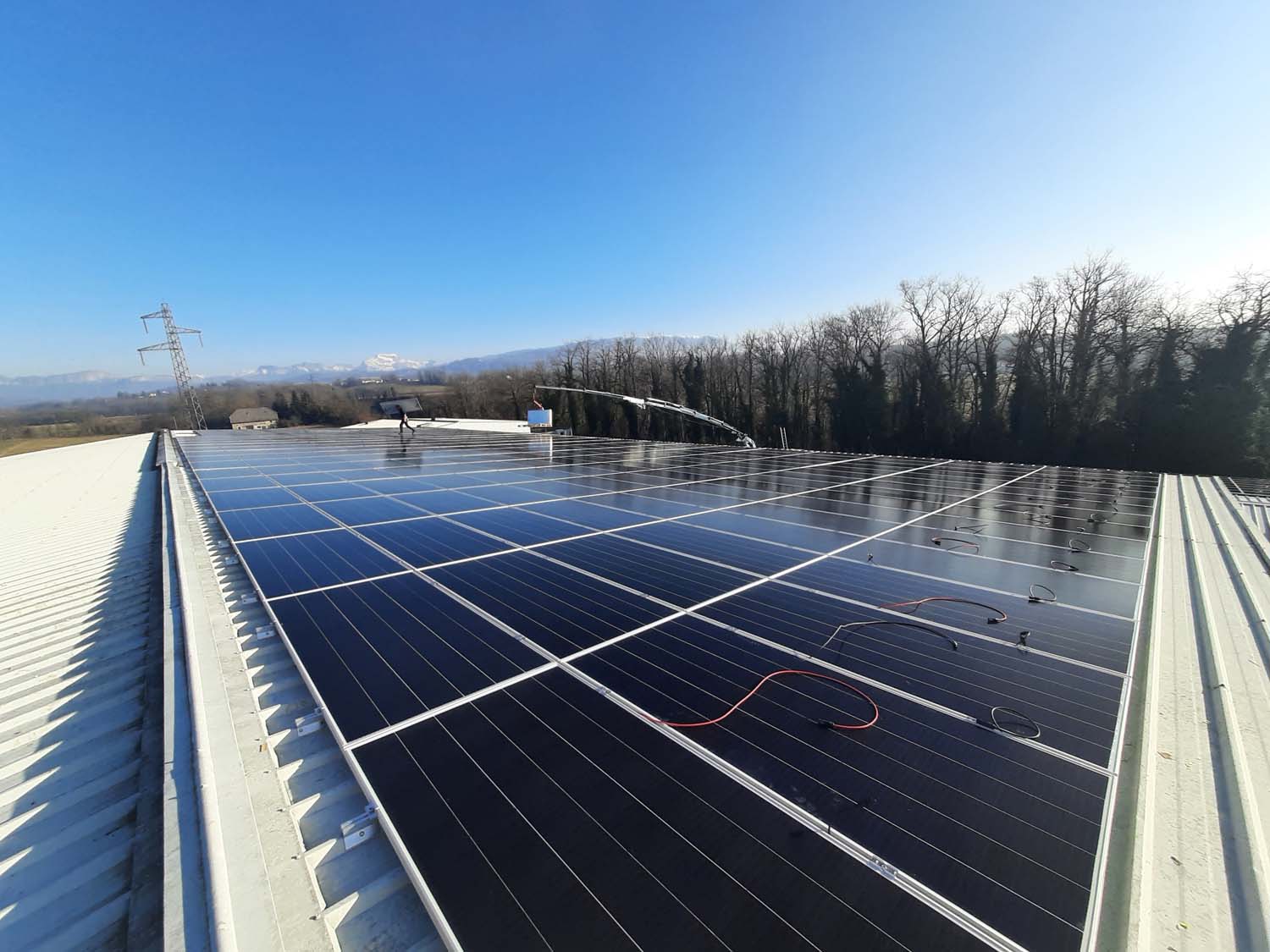 Photo de l'installation de panneaux solaire sur une toiture