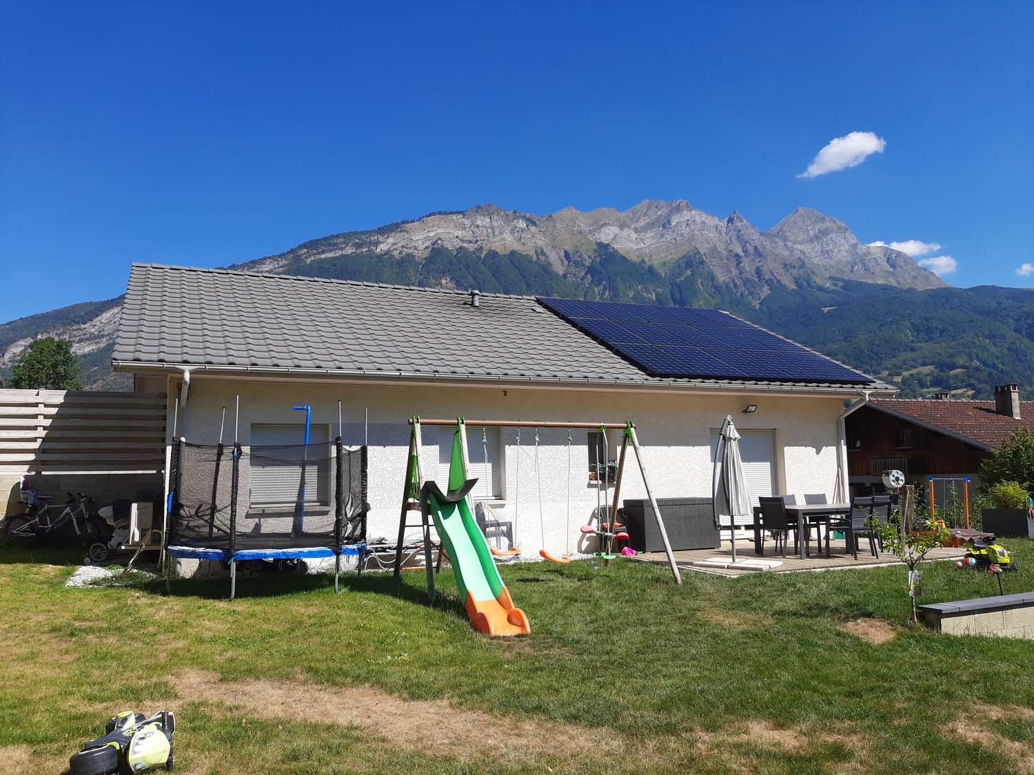 Photo d'une maison avec des panneaux solaire sur le toit
