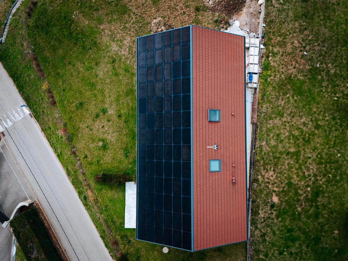 Photo vue du dessus d'un toit avec une partie composée de panneaux solaire