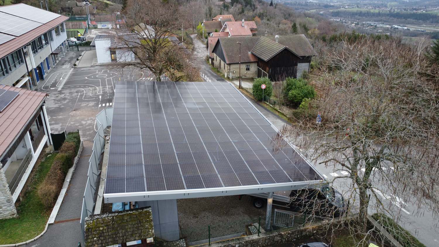 Photo d'une ombrière à Lucinges avec des panneaux solaire